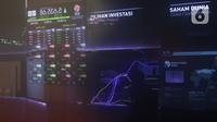 Pekerja melintas di layar IHSG di BEI, Jakarta, Rabu (4/3/2020). IHSG kembali ditutup Melesat ke 5.650, IHSG menutup perdagangan menguat signifikan dalam dua hari ini setelah diterpa badai corona di hari pertama pengumuman positifnya wabah corona di Indonesia. (Liputan6.com/Angga Yuniar)