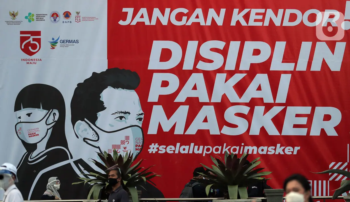 Baliho Gerakan Kampanye Masker Nasional "Jangan Kendor, Disiplin Pakai Masker" terlihat di Gelora Bung Karno, Jakarta (30/8/2020). Pemerintah melalui Menko Perekonomian, Menpora, BNPB membagikan masker dan mengkampanyekan gerakan tersebut kepada warga. (Liputan6.com/Johan Tallo)