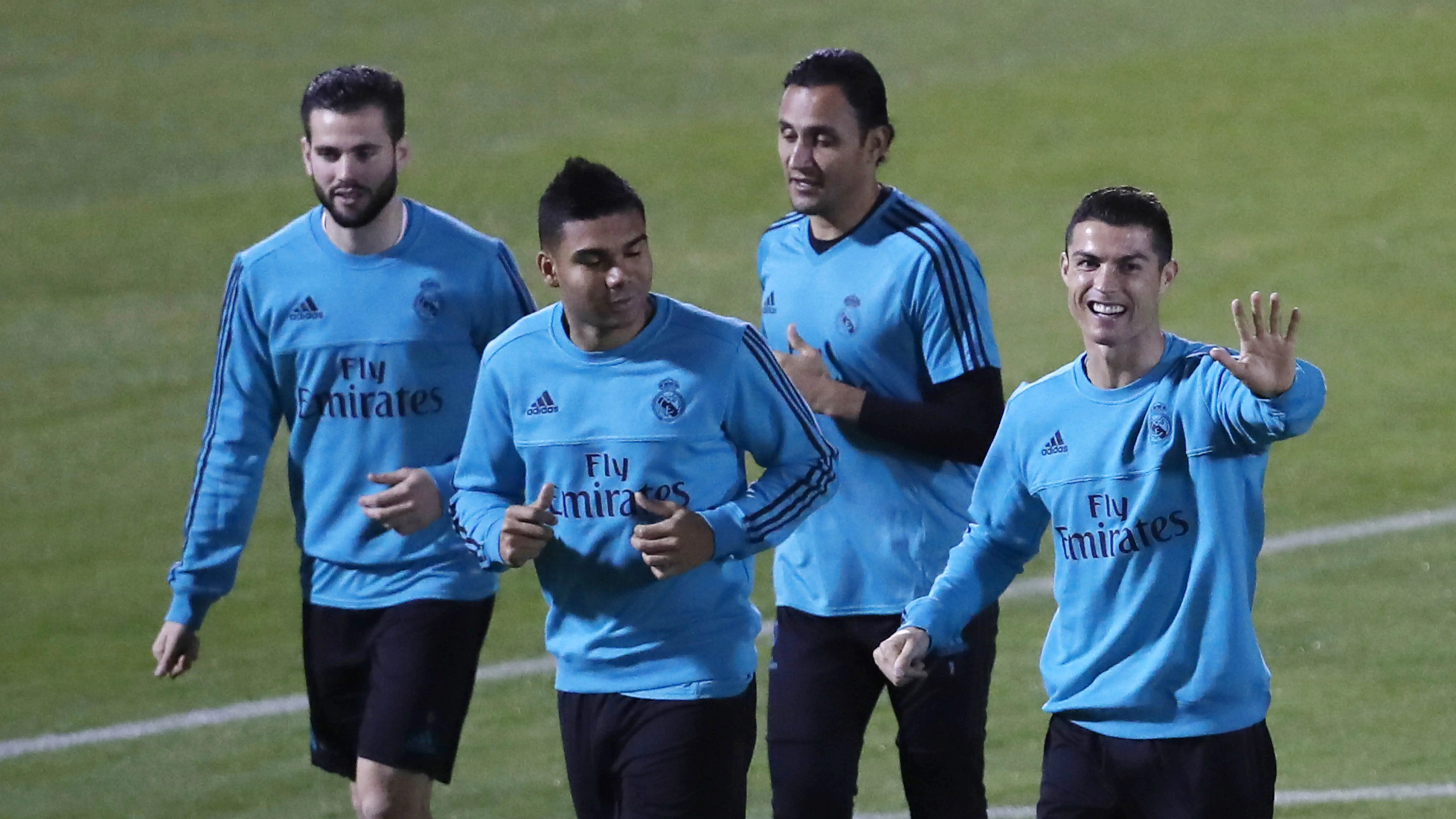 Pemain Real Madrid, Cristiano Ronaldo, Keylor Navas, Casemiro dan Nacho berlari saat latihan jelang laga final Piala Dunia Antarklub 2017 di Abu Dhabi, Kamis (14/12/2017). Real Madrid akan berhadapan dengan Gremio. (AP/Hassan Ammar)