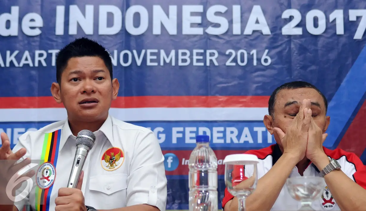 Ketua Umum PB ISSI, Raja Sapta Oktohari (kiri) memberi keterangan saat soft launching Tour de Indonesia 2017 di Jakarta, Selasa (8/11). PB ISSI ingin mengembalikan kejayaan kompetisi balap sepeda bergengsi di tanah air. (Liputan6.com/Helmi Fithriansyah)