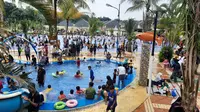 Sejumlah pengunjung memanfaat libur hari raya Idul Fitri dengan mengunjungi wisata air Putri Duyung, Kecamatan Sawangan, Kota Depok. (Liputan6.com/Dicky Agung Prihanto)