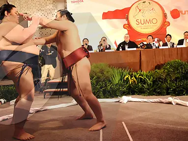 Pegulat Sumo memeragakan beberapa aturan yang dilarang. (Liputan6.com/Helmi Fithriansyah)