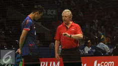 Petugas BWF berbicara dengan Jonatan Christie di penyisihan BCA Indonesia Open 2016, Istora Senayan Jakarta, Rabu (1/6/2016). Laga sempat dihentikan akibat atap Istora bocor. (Liputan6.com/Helmi Fithriansyah)