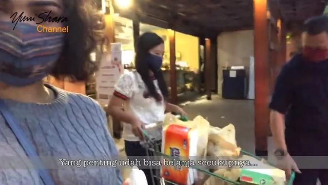 Yuni Shara belanja kebutuhan ramadan (Sumber: YouTube/Yuni Shara Channel)