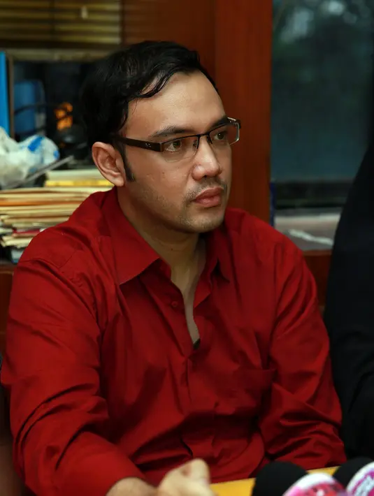 Didampingi kuasa hukum dan perempuan bernama Cici, Sandy berbicara soal kasus yang tengah bergulir sampai pada penangkapan ini. Penangkapan Sandy oleh reserse Polda Metro Jaya, lantaran dirinya sering berpindah-pindah. (Deki Prayoga/Bintang.com)