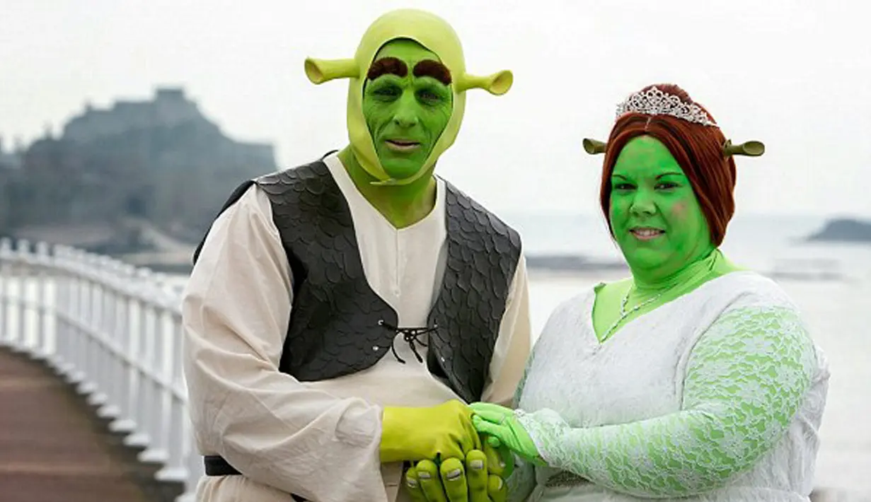 Kamu suka film Shrek? Kalau suka kamu berada pada tingkat paling atas, sepertinya kamu perlu mencoba tema pernikahan Shrek. Sepasang pengantin ini rela menghijaukan wajahnya demi animasi kesayangan mereka tersebut. (Dailymail.co.id)