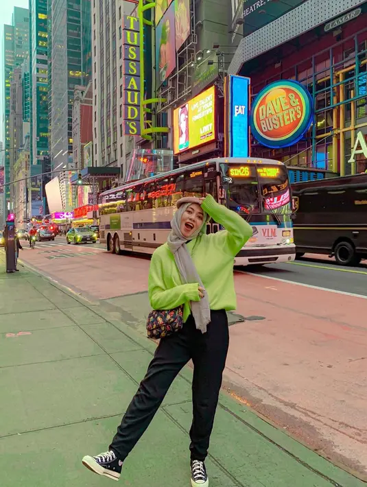 Sohwa Halilintar sendiri memang cukup dikenal tampil kasual bahkan tomboy. Penampilannya di foto ini juga terlihat sederhana dengan menggunakan sweater berwarna hijau dan dipadukan dengan sneaker, sling bag serta topi baret berwarna coklat muda. (Liputan6.com/IG/@sohwahalilintar)