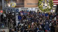 Pelancong mengantri di Terminal A Bandara Internasional Boston Logan di Boston, Massachusetts pada 21 Desember 2023. (Joseph Prezioso / AFP)