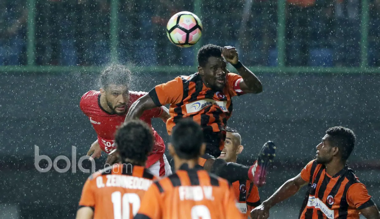 Pemain Persija Jakarta, Willian Pachecho melakukan sundulan melewati adangan para pemain Perseru Serui pada Liga 1 2017 di Stadion Patriot, Bekasi,(13/6/2017). Persija menang 3-0. (Bola.com/Nicklas Hanoatubun)