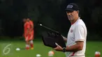 Pelatih Persija, Paulo Camargo bersiap memberikan materi latihan di NYTC Sawangan, Depok (24/2/2016). Latihan ini persiapan Persija mengarungi turnamen Piala Bhayangkara dan Indonesia Super Competition (ISC) 2016. (Liputan6.com/Helmi Fithriansyah)