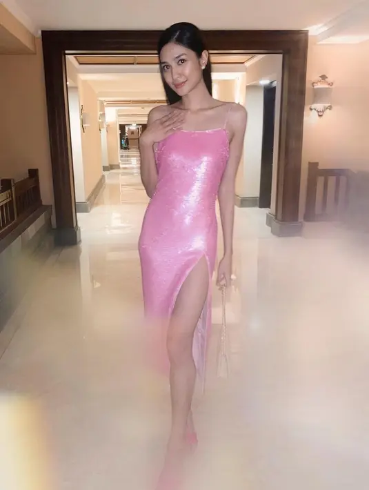 Mikha Tambayong dalam OOTD ini tak kalah terlihat luar biasa. Dibalut sequin dress berwarna merah muda yang luar biasa saat dikenakan Mikha, dress ini memiliki detail high-slit, dipadu dengan makeup bernuansa hangat, bukankah Mikha di sini terlihat sangat cantik? Foto: Instagram.