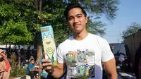 Putra bungsu Presiden Jokowi, Kaesang Pangarep meluncurkan produk kaos Sang Javas yang bertema Kecebong di Car Free Day Solo, Minggu(27/8).(Liputan6.com/Fajar Abrori)