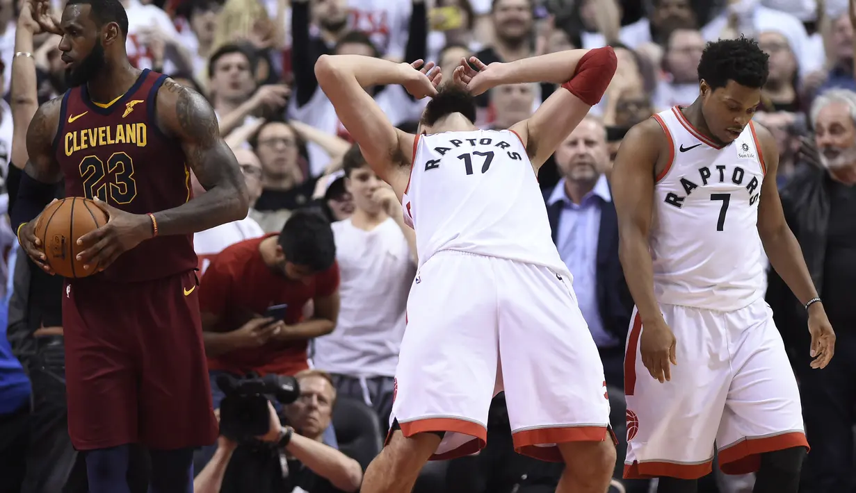 Ekspresi pemain Raptors, Jonas Valanciunas (17) setelah gagal mencetak poin pada laga NBA basketball playoffs Eastern Conference semifinal di Air Canada Centre, (1/2/2018). Cavaliers menang 113-112. (Nathan Denette/The Canadian Press via AP)