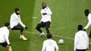 Diketahui, saat ini, kedua kubu sama-sama mengoleksi 13 poin dan berada di zona aman delapan besar. PSG menempati peringkat keenam, sementara Newcastle membuntuti di posisi ketujuh. Tampak dalam foto, bek Paris Saint-Germain asal Ekuador, Willian Pacho (tengah) menendang bola saat sesi latihan di Campus Paris Saint-Germain di Poissy, pinggiran barat Paris, pada Selasa 27 Januari 2026. (Franck FIFE/AFP)