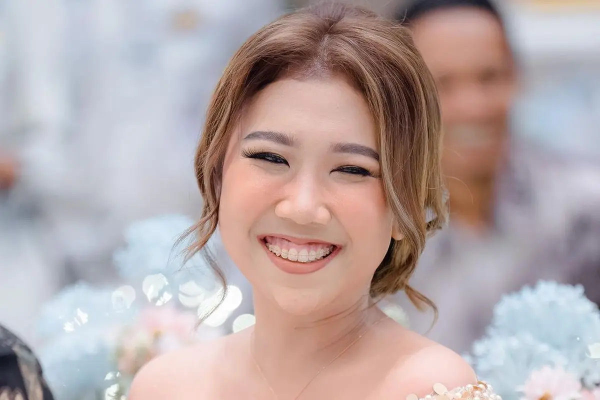 8 Potret Detail Kebaya Kiki Saputri di Momen Lamaran, Cantik Bernuansa Nude