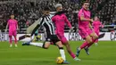 Gelandang Newcastle United, Lewis Miley (kiri) melepaskan tendangan yang menghasilkan gol pertama timnya ke gawang Fulham pada laga pekan ke-17 Liga Inggris 2023/2024 di St James' Park, Newcastle, Sabtu (16/12/2023). (AFP/Andy Buchanan)