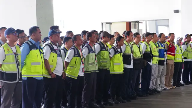 Melibatkan operator bandara, maskapai, hingga penyedia layanan penunjang penerbangan, FOD Walk merupakan bagian dari program memperkuat budaya kepedulian keselamatan (Safety Awareness Culture). (Dok PT JAS Aero Engineering Services)