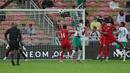 Para pemain menyaksikan bola mengarah ke gawang saat Arab Saudi melawan Oman pada pertandingan sepak bola Kualifikasi Piala Dunia 2022 di Stadion King Abdullah Sport City, Jeddah, Arab Saudi, 27 Januari 2022. Arab Saudi menang 1-0. (AFP)