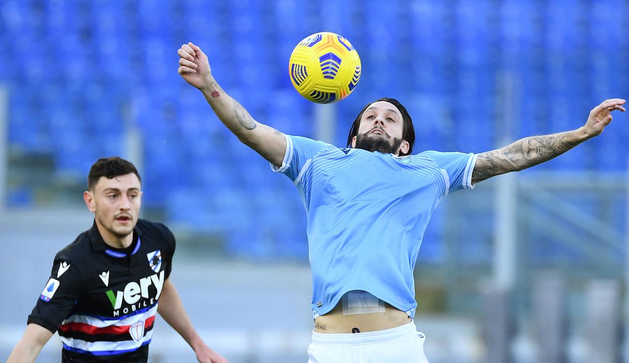 Pasukan Simone Inzaghi pun mengancam lebih dulu lewat peluang Luiz Alberto (kanan) pada menit ke-22 namun mampu diselamatkan oleh penjaga gawang Sampdoria Emil Audero. (Foto: AFP/Vincenzo Pinto)