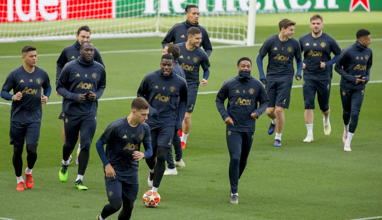Para pemain Manchester United saat latihan jelang laga Liga Champions di Barcelona, Senin (16/4). Barcelona akan berhadapan dengan Manchester United. (AP/Joan Monfort)