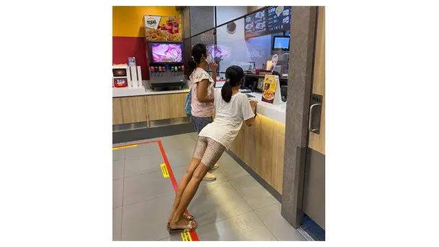 7 Pose Orang saat Berdiri Ini Nyeleneh Banget, Bikin Geleng Kepala