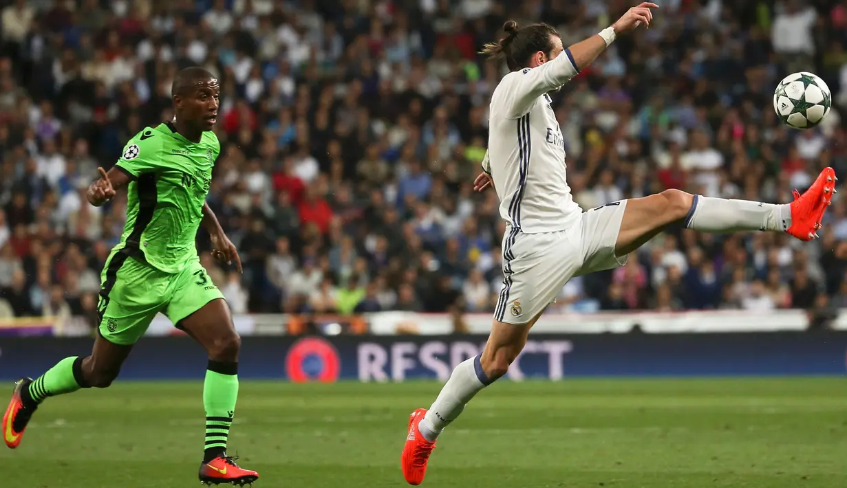 Gelandang Real Madrid, Gareth Bale berusaha mengontrol bola dari kejaran bek Sporting Lisbon, Marvin Zeegelaar pada Liga Champions grup F di Stadion Santiago Bernabeu, Madrid, (15/9). Madrid menang atas Sporting dengan skor 2-1. (REUTERS/Susana Vera)