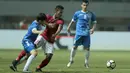 Pemain timnas Indonesia U-23,Osvaldo Haay (tengah) mencoba melewati pemain Uzbekistan pada laga PSSI Anniversary Cup 2018 di Stadion Pakansari, Bogor, (03/5/2018).  (Bola.com/Nick Hanoatubun)