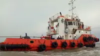 Kapal tongkang TB Santika 88 yang menabrak kapal nelayan hingga karam (Liputan6.com/Nefri Inge)