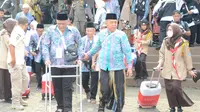 Plt. Bupati Bogor Iwan Setiawan saat melepas 472 calon jemaah haji kloter 4 asal Kabupaten Bogor tahun 2023, di Gedung Tegar Beriman, Cibinong, Rabu (24/5/23). (Foto:Liputan6/Achmad Sudarno)