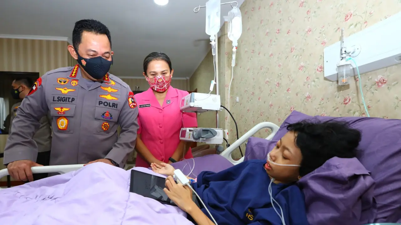 Kapolri Jenderal Pol Listyo Sigit Prabowo saat menjenguk bocah penderita tumor kaki Sinta Aulia. (dok Polri)