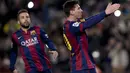 Bintang Barcelona, Lionel Messi, merayakan gol dengan menunjukan tangan ke arah supporte pada laga La Liga melawan Elche di Stadion Camp Nou, Spanyol, Kamis (8/1/2015). (AFP/Josep Lago)