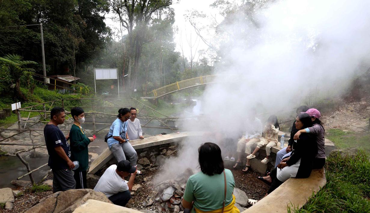 Pengunjung menikmati suasana Kawah Kamojang di Kabupaten Garut, Jawa Barat. (Kapanlagi.com/Budy Santoso)