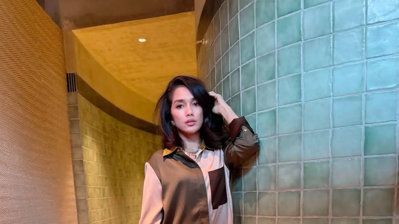 Ussy Sulistiawaty Buktikan Awet Muda dengan Fashion yang Selalu On Point (Instagram/@ussypratama)