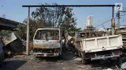 Sejumlah kendaraan hangus terbakar setelah kebakaran melanda lahan parkir di Jalan Budi Mulia Utara, Pademangan, Jakarta Utara, Rabu (24/7/2019). Kebakaran menghanguskan 14 mobil, 5 sepeda motor, dan 3 bedeng serta seorang warga mengalami luka bakar. (Liputan6.com/Immanuel Antonius)