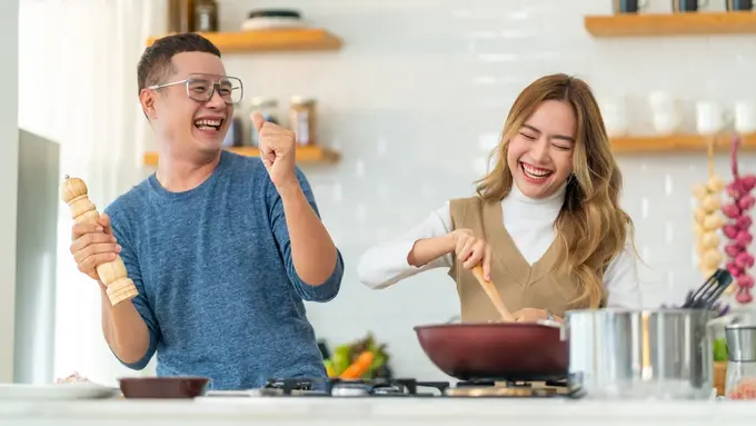 pasangan cinta bahagia memasak di dapur