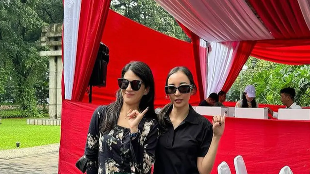 Gaya Publik Figure Kenakan Wastra Indonesia saat Nyoblos ke TPS