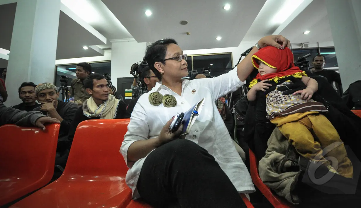 Menteri Luar Negeri Retno LP Marsudi (kiri) berbincang dengan seorang wanita WNI di Bandara Soekarno Hatta, Tangerang, Minggu (5/4/2015). Sebanyak 110 dari 262 WNI yang dievakuasi dari Yaman ini merupakan gelombang pertama. (Liputan6.com/Faizal Fanani)