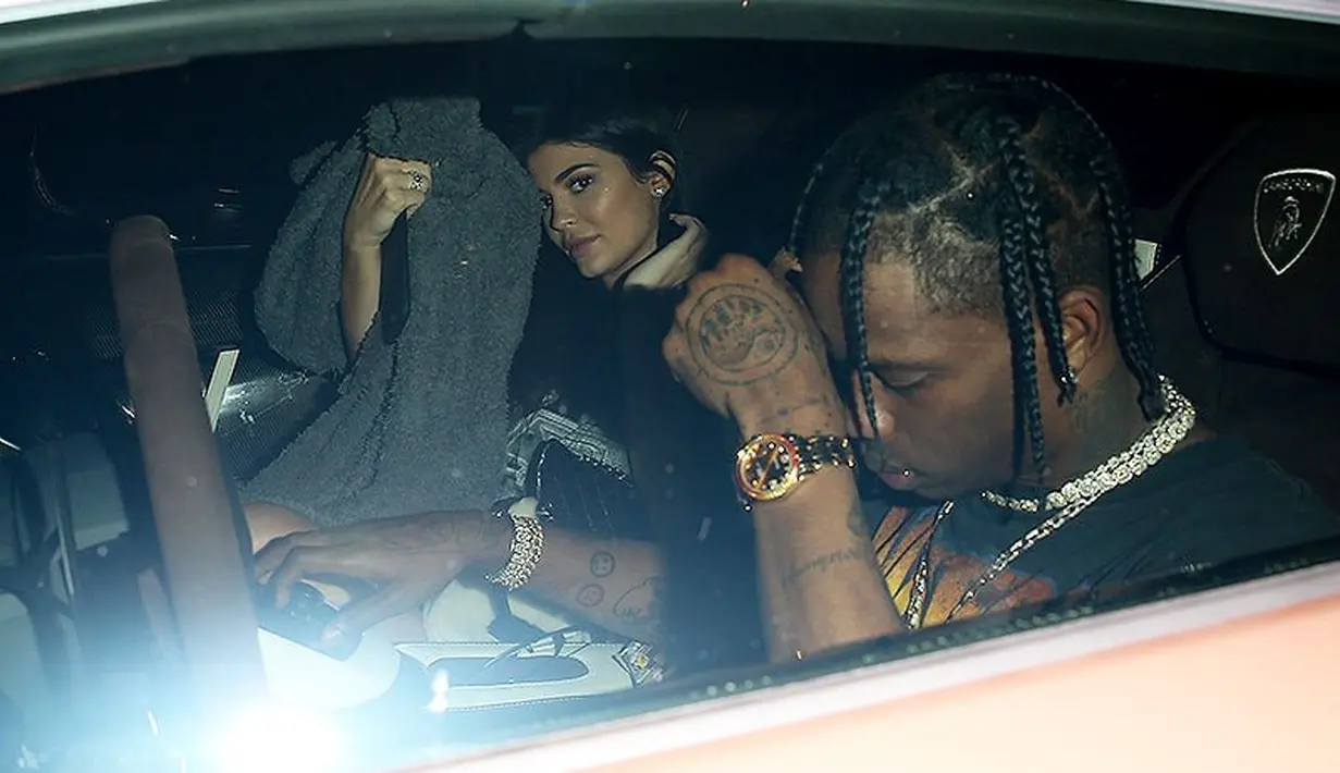 Kylie Jenner dan Travis Scott terkenal sebagai pasangan yang menutup kisah cintanya rapat-rapat. (Backgrid - HollywoodLife)