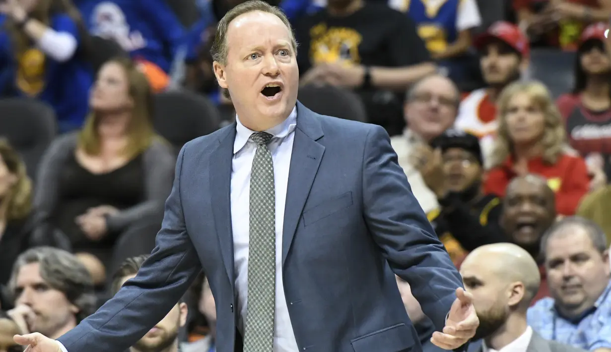 Pelatih Atlanta Hawks, Mike Budenholzer melakukan protes kepada wasit saat timnya melawan Warriors pada laga NBA basketball game  di Philips Arena, Atlanta, (2/3/2018). Warriors menang 114-109. (AP/John Amis)