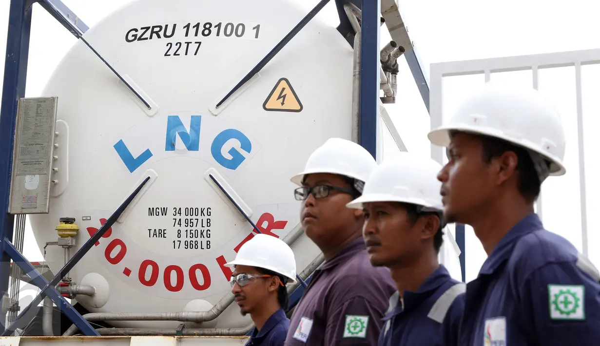 Petugas mengecek alat LNG di salah satu pusat perbelanjaan di Balikpapan, Kalimantan Timur, (27/10/2015). Untuk mempertahankan komitmennya, PT. Pertamina Gas (Pertagas) menyalurkan LNG untuk kebutuhan mal besar. (Liputan6.com/Immanuel Antonius)