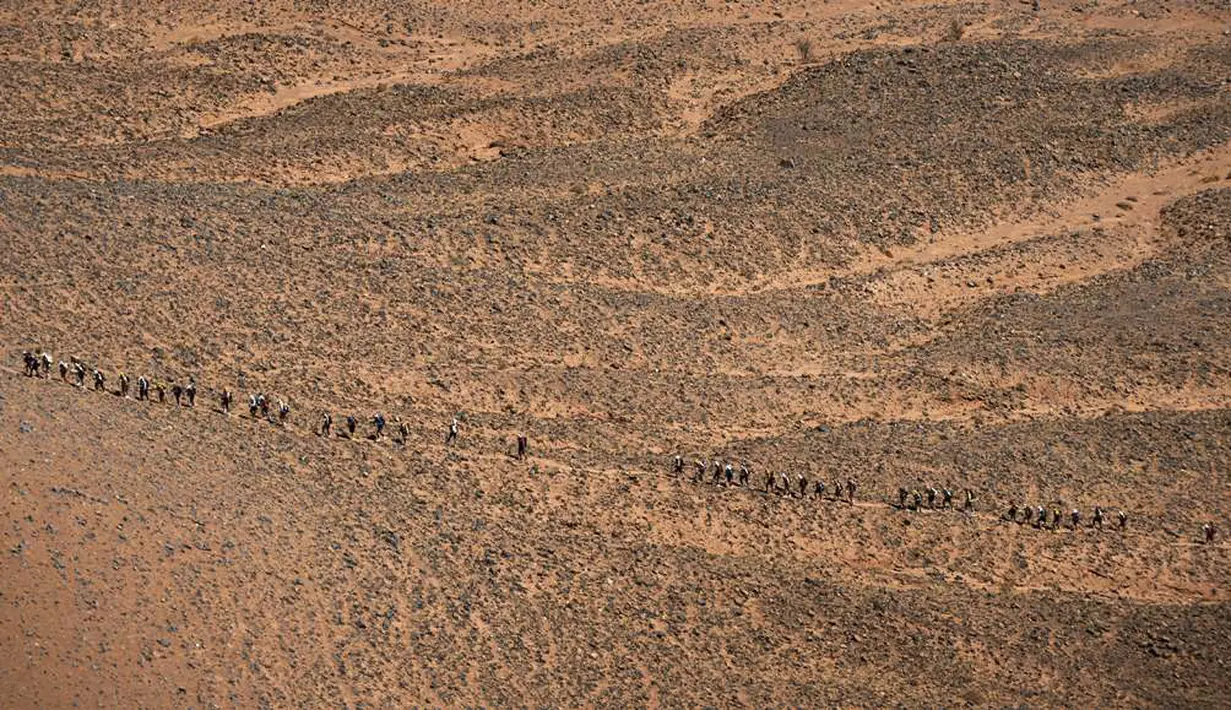 Pelari berlomba di Etape 4 Marathon des Sables antara Ba Hallou dan Hassi Tarfa di Gurun Sahara, Maroko, (13/4/2016). (AFP/Jean-Philippe Ksiazek)