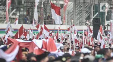 Peserta membentangkan bendera Merah Putih raksasa di kawasan Bundaran HI, Jakarta Pusat, Minggu (28/8/2022). Sebanyak 50.000 orang membentangkan bendera merah putih sepanjang 1.700 meter dari kawasan Monas hingga Bundaran HI yang merupakan rangkaian dalam memperingati Hari Kemerdekaan Indonesia dengan tema 'Pulih Lebih Cepat, Bangkit Lebih Kuat. (merdeka.com/Iqbal S Nugroho)