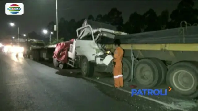 Dua orang tewas akibat tertimbun material kecelakaan antara truk muatan baja dan muatan besi di Jalan Tol Wiyoto Wiyono, Jakarta.