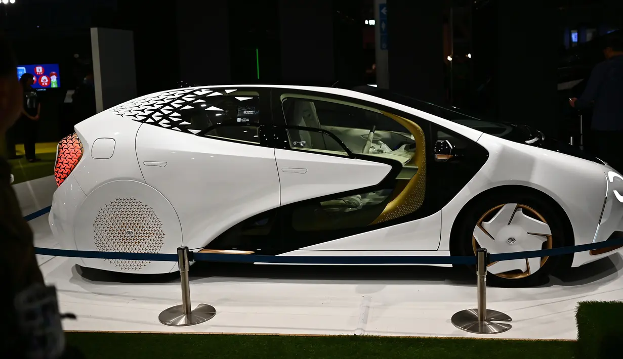 Mobil konsep Toyota LQ dipamerkan dalam Tokyo Motor Show di Tokyo, Jepang, Jumat (25/10/2019). (TRIBALLEAU CHARLY/AFP)