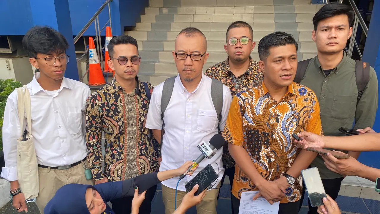 Ayah mahasiswa yang terjerat kabel fiber optik, Sultan Rif'at Alfatih, Fatih, bersama penasihat hukumnya, Tegar Putuhena, mempolisikan PT Bali Towerindo