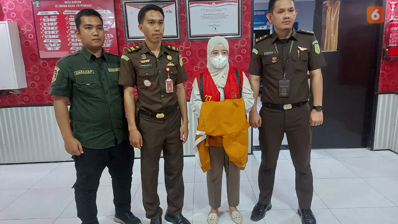 ARM, mantan Kepala Unit Pegadaian Syariah di Kabupaten Pinrang Sulsel tampak mengenakan rompi tahanan Kejaru Pinrang (Liputan6.com/ Eka Hakim)