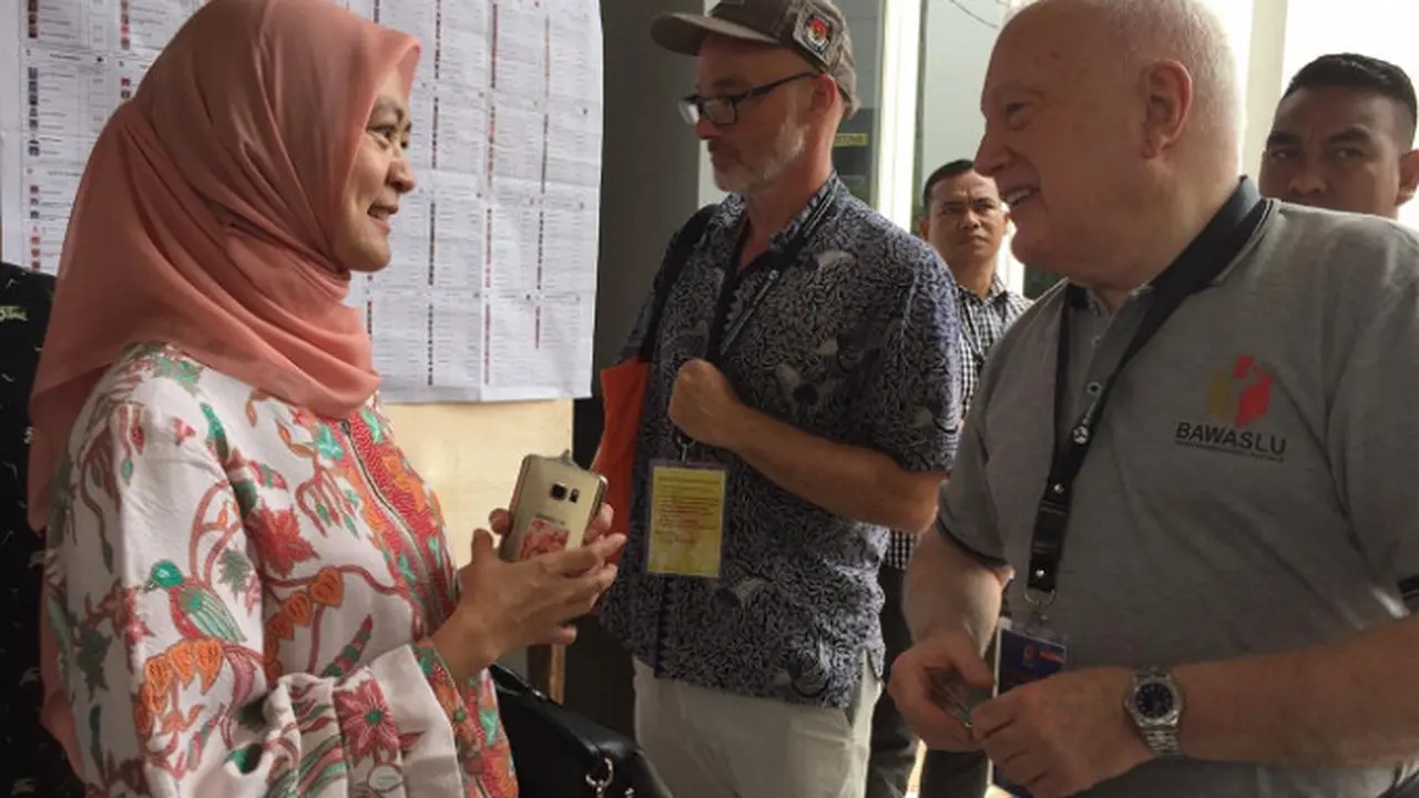 Duta Besar Australia untuk Indonesia, Gary Quinlan mengunjungi salah satu TPS di Jakarta saat pemilihan umum berlangsung (Twitter/@DubesAustralia)