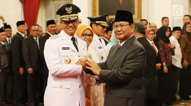 Ketua Umum Gerindra Prabowo Subianto memberikan ucapan selamat kepada Anies Baswedan usai pelantikan Gubernur dan Wakil Gubernur DKI untuk periode 2017-2022 di Istana Negara, Jakarta, Senin (16/10). (Liputan6.com/Angga Yuniar)