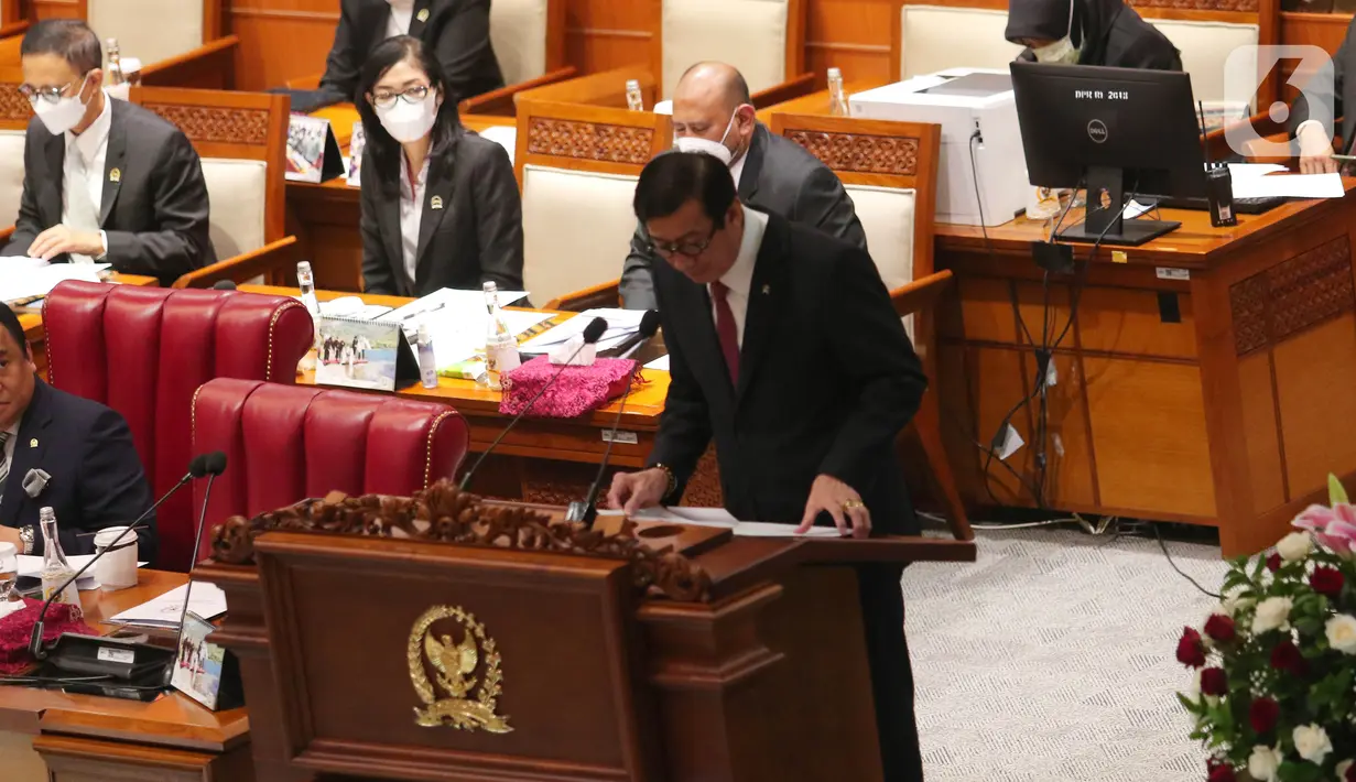 Menteri Hukum dan HAM Yasonna Laoly menyampaikan laporan pemerintah terkait RUU permasyarakatan saat mengikuti rapat paripurna ke-28 masa persidangan V tahun 2021-2022 di Kompleks Parlemen, Senayan, Jakarta, Kamis (7/7/2022). Rapat Paripurna tersebut mendengarkan pendapat fraksi terhadap RUU usul inisiatif Komisi II DPR tentang pembentukan Provinsi Papua Barat Daya. (Liputan6.com/Angga Yuniar)