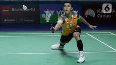 Pebulu tangkis tunggal putra Indonesia Jonatan Christie memukul kok ke arah tunggal putra wakil China Zhao Jun Peng pada babak 16 besar Indonesia Open 2022 di Istora Senayan, Jakarta, Kamis (16/6/2022). Jonatan Christie atau akrab disapa Jojo menyerah 12-21, 21-18, 14-21. (Liputan6.com/Faizal Fanani)